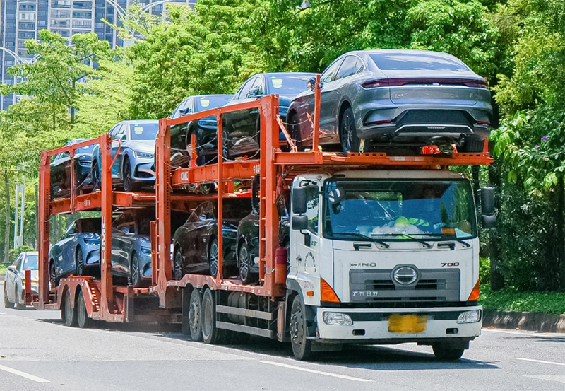 四川是一个地域广阔、人民热情的省份，每年都有大量的人口流动和长途出行需求。在这种情况下，许多人选择驾驶自己的私家车进行长途旅行或搬家，但是长途开车不仅劳累，还有一定的风险。为了解决这一难题，四川私家车托运服务应运而生，为您提供便捷、安全的出行解决方案。本文将介绍四川私家车托运服务的优势和运作方式，帮助您轻松愉快地解决长途出行难题。